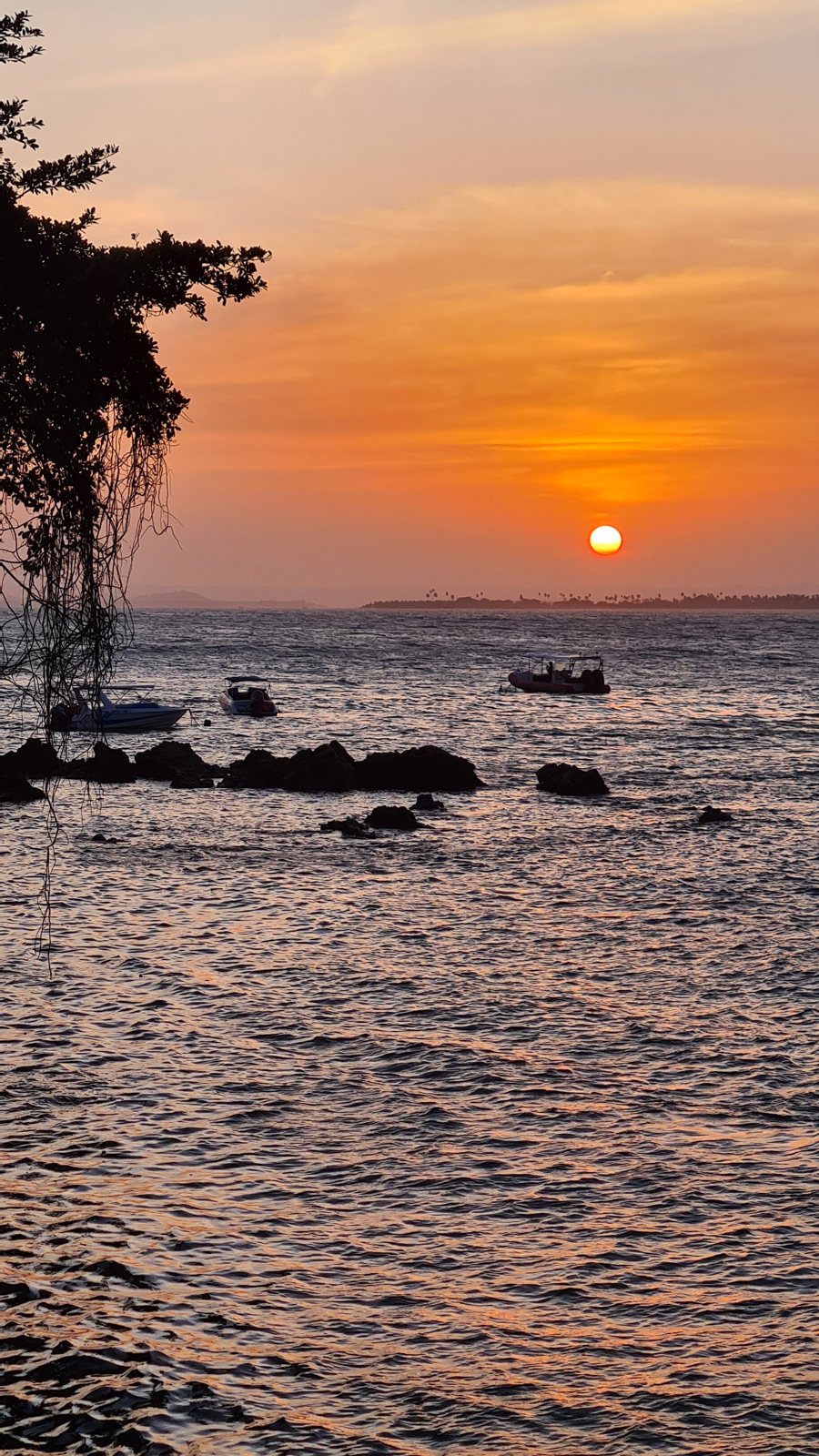 Pôr do sol dourado sobre o mar de Morro de São Paulo, céu sem nuvens típico da melhor época para visitar a ilha