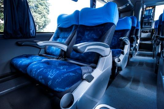 Interior de ônibus executivo usado no transfer semi terrestre