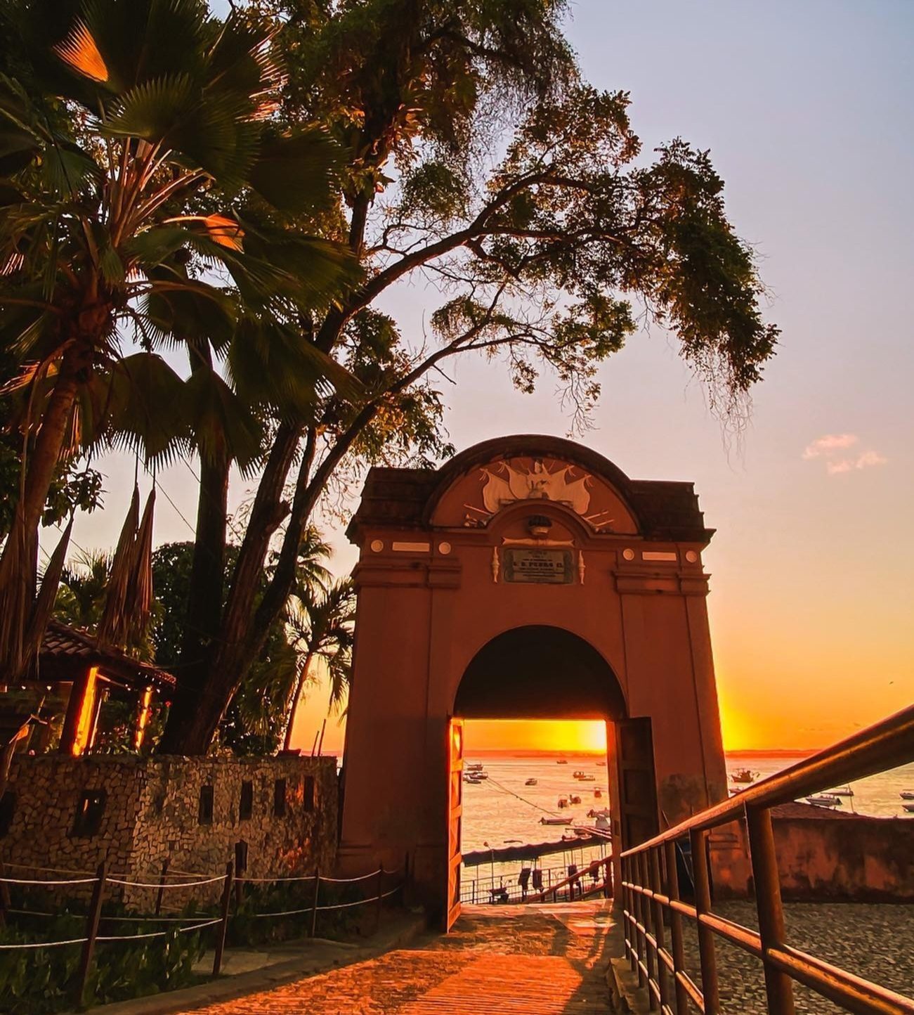 Céu alaranjado no fim da tarde sobre o mar de Morro de São Paulo em dia de tempo firme