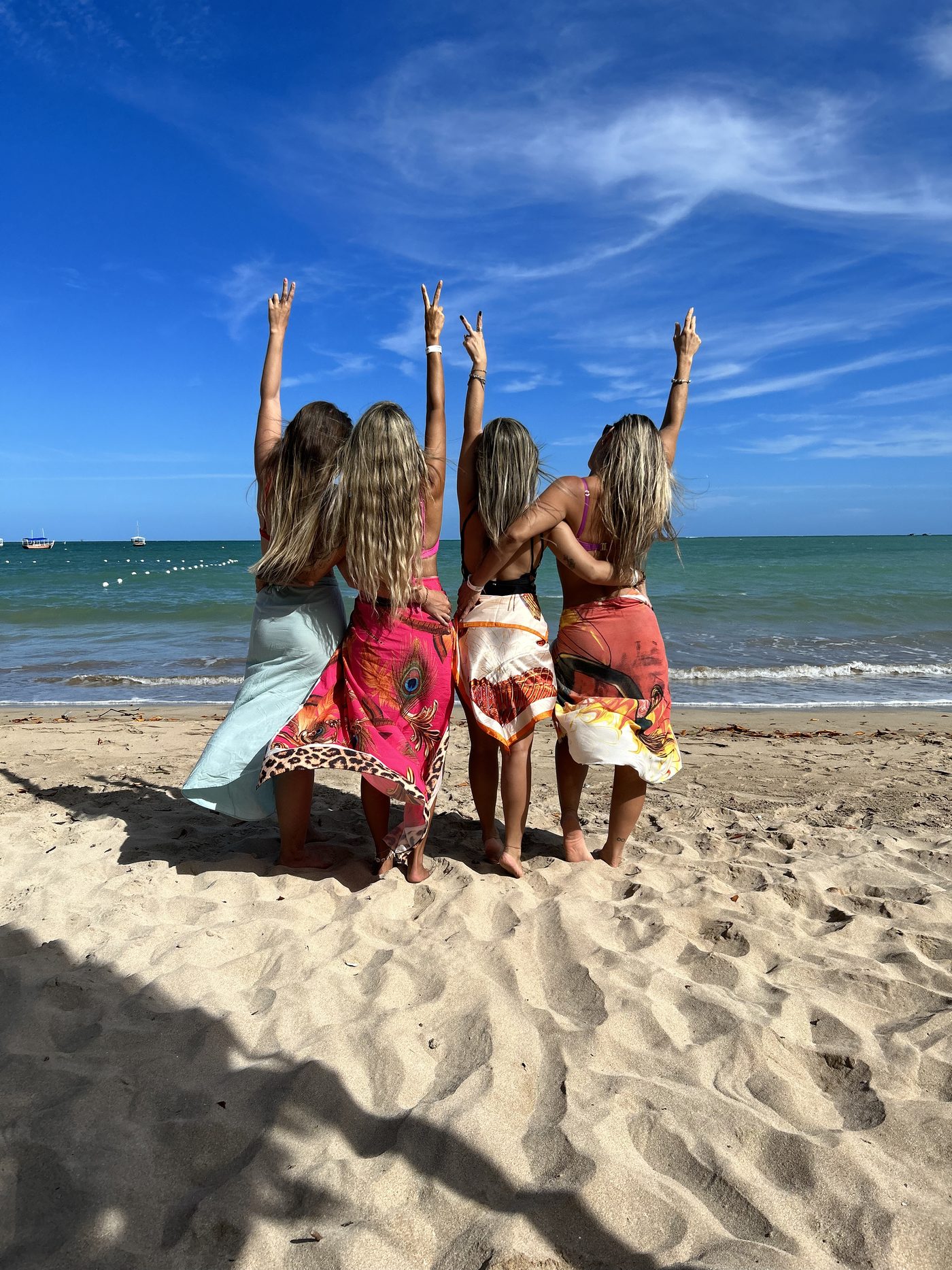 Praia de areia branca com coqueiros e mar turquesa