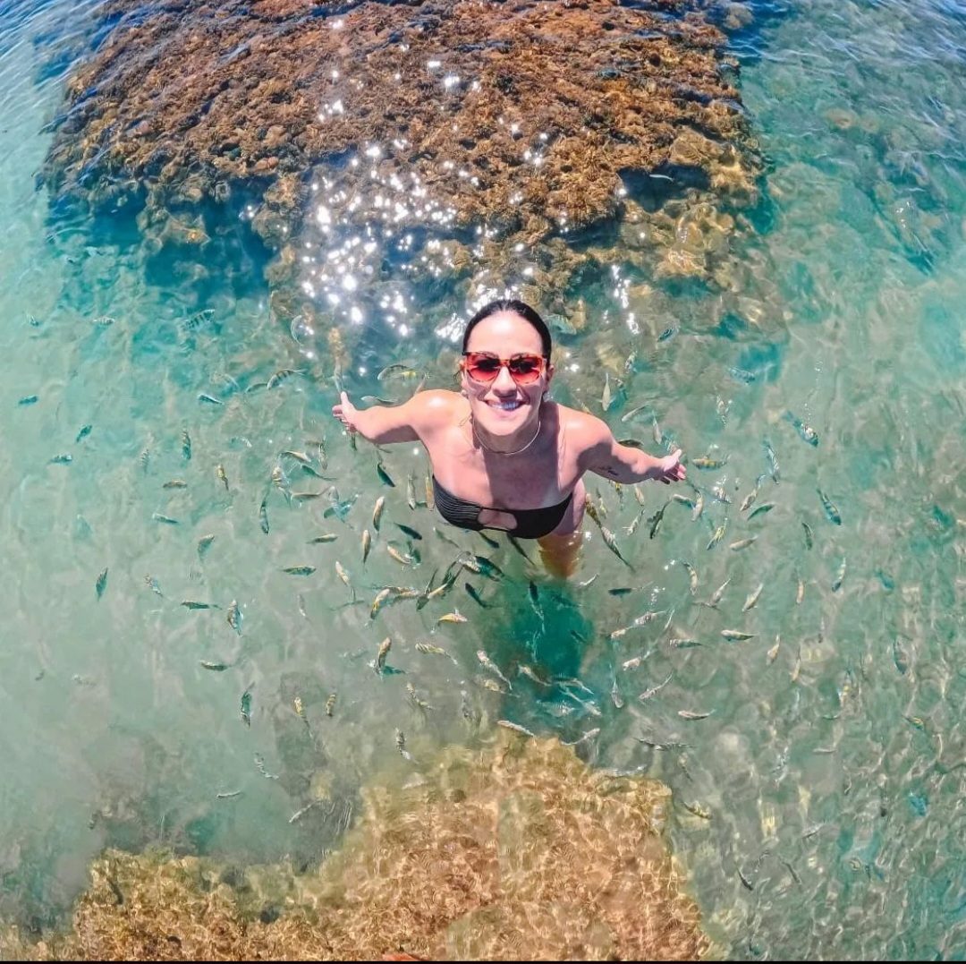 Snorkeling entre peixes nas piscinas naturais