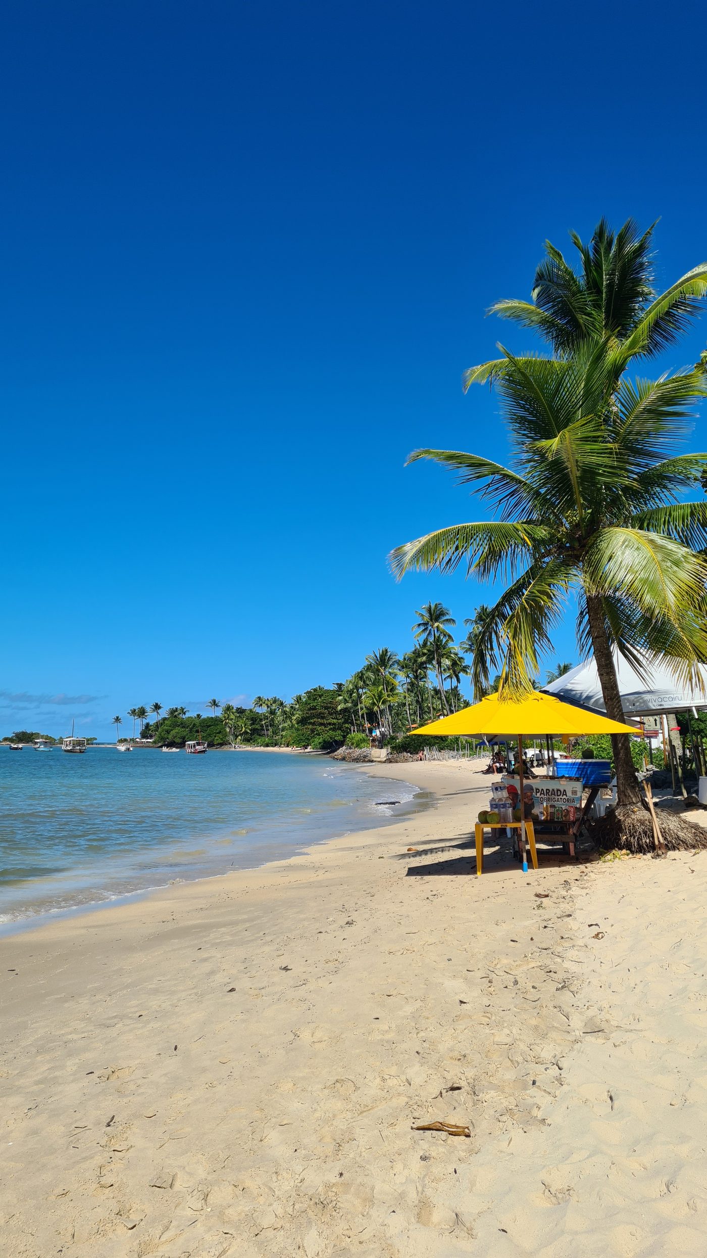 Praia de águas calmas e transparentes em Morro de São Paulo, ideal para dias de descanso no roteiro